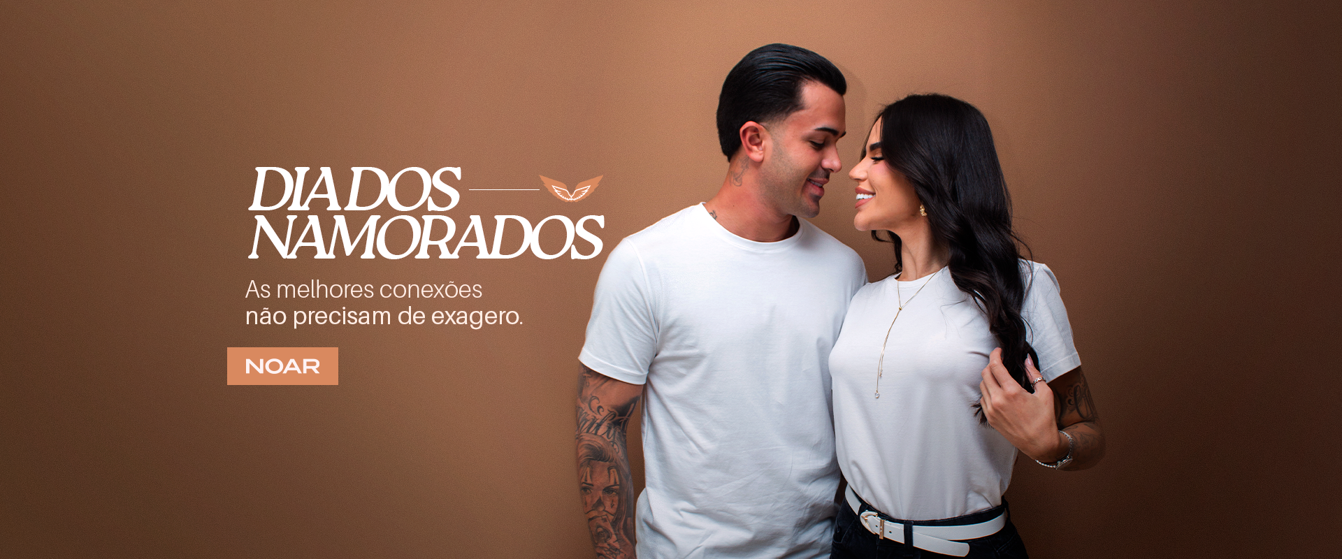 Modelo usando T-Shirt NOAR em algodão egípcio premium